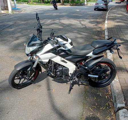 BAJAJ DOMINAR 160 